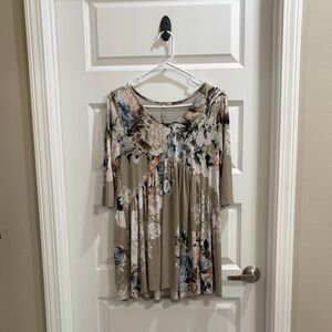 ✨Boutique Floral Taupe Tunic✨